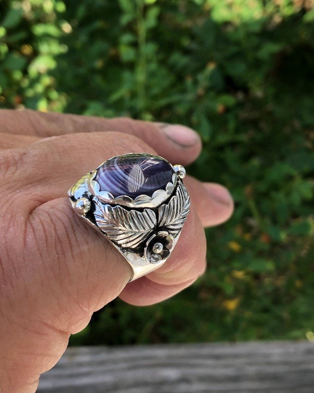 Wampum sterling Silver Oval Floral Mens Ring.