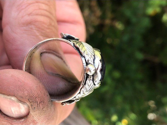 Wampum sterling Silver Oval Floral Mens Ring.