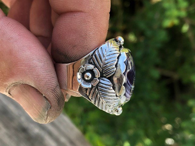 Wampum sterling Silver Oval Floral Mens Ring.